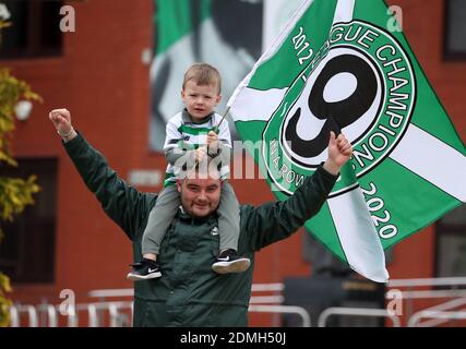 Datei Foto vom 18-05-2020 von zwei keltischen Fans halten eine League Champions Flagge außerhalb Celtic Park, Heimat des Celtic FC. Stockfoto