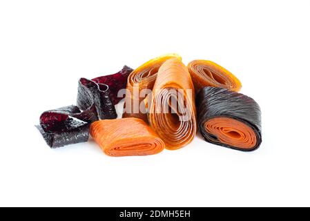 Fruchtpastilien aus Äpfeln und Aprikosen und schwarzen Johannisbeeren und Heidelbeeren, getrocknete Blätter von gestampften Früchten und Beeren. Bio-Lebensmittel. Naturprodukte. Stockfoto