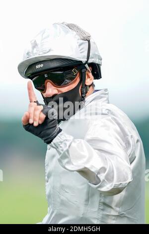 Datei Foto vom 20-06-2020 von Frankie Dettori feiert Reiten Palace Pier zum Sieg in der St. James's Palace Stakes während Tag fünf der Royal Ascot auf Ascot Rennbahn. Stockfoto