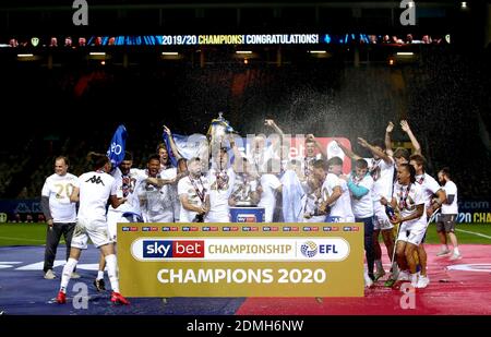 Datei Foto vom 22-07-2020 von Leeds United Spieler feiern, wie sie die Sky Bet Championship Trophäe nach dem Spiel in Elland Road, Leeds heben. Stockfoto
