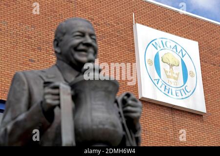 Datei Foto vom 01-07-2020 von EINER allgemeinen Ansicht der Dave Whelan Statue vor dem DW Stadium, der Heimat von Wigan Athletic. Stockfoto
