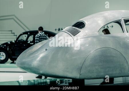 STUTTGART, 6. März 2020: 1939 Porsche Typ 64 (Typ 64) im Porsche Museum. Das Karosseriedesign wurde vom Porsche Büro nach Windkanaltests angefertigt Stockfoto