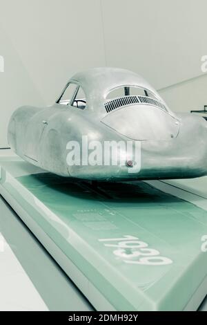 STUTTGART, 6. März 2020: 1939 Porsche Typ 64 (Typ 64) im Porsche Museum. Das Karosseriedesign wurde vom Porsche Büro nach Windkanaltests angefertigt Stockfoto