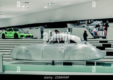 STUTTGART, 6. März 2020: 1939 Porsche Typ 64 (Typ 64) im Porsche Museum. Das Karosseriedesign wurde vom Porsche Büro nach Windkanaltests angefertigt Stockfoto