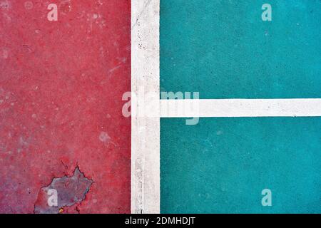 Detail eines verwitterten Tennisplatzbodens mit Linien Stockfoto