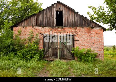 Verlassene Lagerhalle. Alt, verlassen in einem heruntergekommenen staatlichen Hangar auf dem Land Stockfoto
