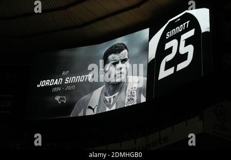 File Foto vom 31-01-2020 des großen Bildschirms zeigt eine Hommage an den späten Jordan Sinnott während des Sky Bet Championship Spiel in Pride Park, Derby. Stockfoto