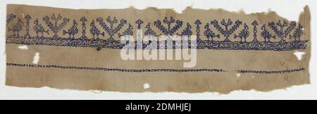 Fragment, Medium: Seide auf Leinen Technik: Bestickt, Fragment eines schmalen Bandes mit Paaren von konfrontierten Vögeln zwischen Bäumen in blau auf natürlichem Leinen., Ägypten, 15. Jahrhundert, Stickereien & Stitching, Fragment Stockfoto