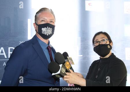 Beverly Hills, Kalifornien, USA. Oktober 2020. Der Kunstberater Philip De Clare wird von chinesischen Medien beim Kick-off für das Los Angeles International Art Festival und die Beverly Arts Online Exhibition im Four Seasons Hotel in Los Angeles, Kalifornien, interviewt. Bild: Sheri Determan Stockfoto