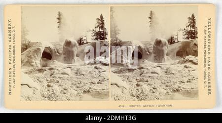 Sechsunddreißig ausgewählte Haynes Stereoskopische Ansichten des Yellowstone National Park, cremefarbener Karton, roter Papierlaminatkarton (Karton) mit abnehmbarer Oberseite, mit gedrucktem schwarzem Text auf braunem Papier vorne, hinten und oben. Fasst 36 Stereobilder (Albumen-Silberdrucke) der wichtigsten landschaftlichen Ansichten des Yellowstone Parks auf cremefarbenem Karton., 1881–88, Ephemera, Box mit stereoskopischen Ansichten, Box mit stereoskopischen Ansichten Stockfoto