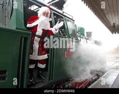 Wansford, Großbritannien. Dezember 2020. Die Weihnachtszeit ist in der Nene Valley Railway bereits im Gange, denn der Weihnachtsmann steht auf der Fußplatte des polnischen Panzerdampfes 'Slask' aus dem Jahr 5485, der von Wansford, Cambridgeshire, abfährt. Kredit: Paul Marriott/Alamy Live Nachrichten Stockfoto