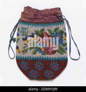 Tasche (Tabakbeutel), Medium: Seide, Glasperlen, Leinenfutter Technik: Gestrickt in gekreuzten Glatt-Naht, Kordelzug-Beutel mit floralen Mustern. Mittelband hat blaue, rote und gelbe Blumen auf weißem Hintergrund. Der Boden der Tasche hat blaue Blüten auf einem dunkelroten Boden. Gezackte Bordüre trennt die Bänder., Deutschland, 1815–40, Kostüm & Accessoires, Tasche (Tabakbeutel Stockfoto