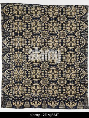Deckblatt, Medium: Wolle, Baumwolle Technik: Doppeltuch, blaues und weißes Deckblatt mit einem zentralen Feld von eng angesetzten horizontalen und vertikalen Wiederholungen von flachen, stilisierten Gruppen von großformatigen Rosen und Blättern mit Rosetten in den Zwischenräumen. Unterer Rand mit doppelköpfigen Adlern im Wechsel mit Independence Hall; verstreute Sterne aus dreilappigen Blättern. Inschrift am linken Ende: 'Amerikanische Unabhängigkeit erklärt 4. Juli 1776.' Bordüren auf beiden Seiten mit ausgebreiteten Adler im Wechsel mit Affen und Doppelsäule., USA, 1800–1850, gewebte Textilien, Deckchen Stockfoto