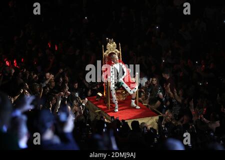 Hier ist die PA Nachrichtenagentur Auswahl der Bilder des Jahres. Tyson Fury posiert auf einem Thron während seines Ring Walk vor dem Kampf Deontay Wilder in Las Vegas. Der britische Boxer Fury brachte eine atemberaubende Leistung von Geduld und Macht, um den Amerikaner in der siebten Runde zu stoppen und schließlich den WBC-Schwergewichtswelttitel zu gewinnen. Vierzehn Monate nach einem umstrittenen Unentschieden zwischen den Kämpfern, stürzte der ‘Zigeunerkönig’ seinen Gegner zweimal vor Wilders Ecke in das Handtuch. Stockfoto