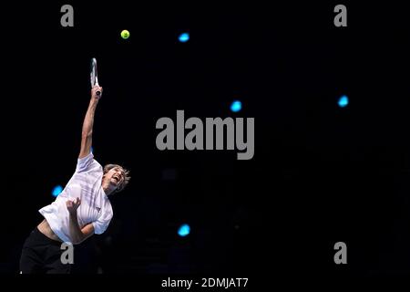 Hier ist die PA Nachrichtenagentur Auswahl der Bilder des Jahres. Alexander Zverev dient am zweiten Tag des ATP Finals in der O2 Arena. Der Deutsche erlitt eine Niederlage gegen den späteren Sieger Daniil Medwedew während der Gruppenphase des Saisonabendens. Seit 2009 in London ausgerichtet, wird das Turnier ab dem nächsten Jahr nach Turin in Italien umziehen. Stockfoto