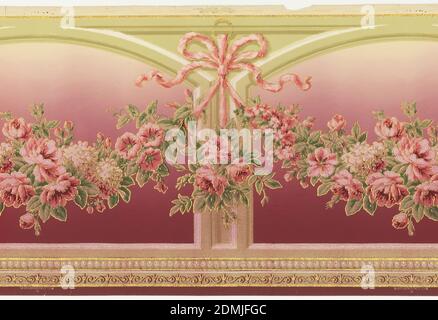 Frieze, Standard Wall-Paper Company, Standard Wall-Paper Company, Sandy Hill, New York, maschinenbedrucktes Papier, Glimmerflocken, Flitter-Fries mit floralem Schwamm, aufgehängt von rosa Band mit Schleife, zwischen architektonischem Rahmen. Gedruckt in Burgunder, Pink und Braun. Motive sind in goldenen Glimmerflocken umrandet., Sandy Hill, New York, USA, 1905–1915, Wallcoverings, Frieze Stockfoto