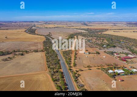 Straße durch das Hinterland von Western Australia Stockfoto