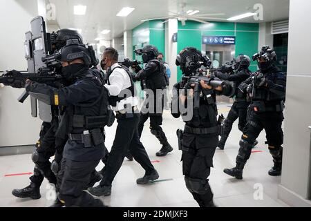 Jakarta. Dezember 2020. Das am 16. Dezember 2020 aufgenommene Foto zeigt Mitglieder indonesischer Anti-Terror-Polizeibeamte während einer Bombendrohung und Terroranschlag auf der Station Mass Rapid Transit (MRT) Lebak Bulus in Jakarta, Indonesien. Quelle: Arifin/Xinhua/Alamy Live News Stockfoto