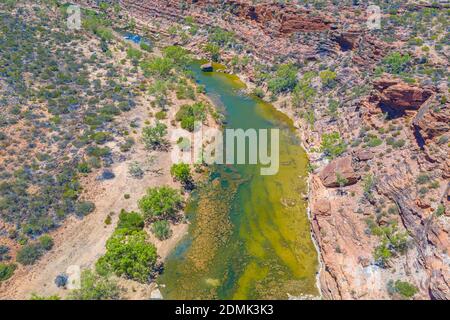 Murchison River, der durch den Kalbarri National Park in Australien führt Falken halten Ausschau Stockfoto