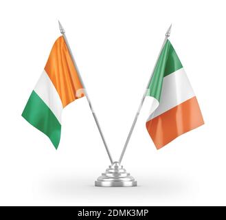 Irland und Elfenbeinküste Elfenbeinküste Tischflaggen isoliert auf Weißes 3D-Rendering Stockfoto