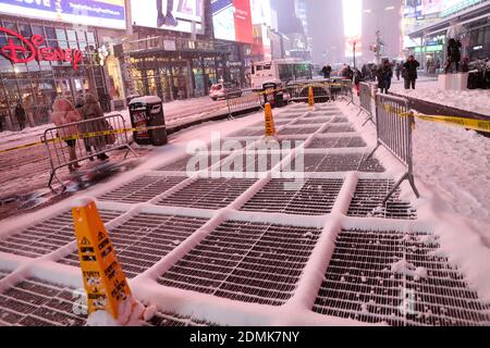New York, USA. 16th Dec, 2020. Snow covers the road on Times Square in New York, the United States, Dec. 16, 2020. A snow storm hit New York on Wednesday. Credit: Wang Ying/Xinhua/Alamy Live News Stockfoto