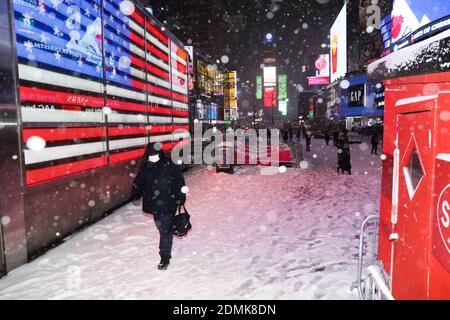 New York, USA. Dezember 2020. Ein Fußgänger spaziert am Times Square in New York, USA, 16. Dezember 2020. Ein Schneesturm traf New York am Mittwoch. Quelle: Wang Ying/Xinhua/Alamy Live News Stockfoto