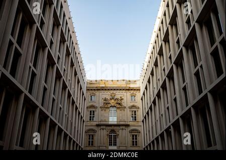 Berlin, Deutschland. Dezember 2020. Die Passage des Humboldt Forums. Nach gut sieben Jahren Bauzeit und mehreren verschobenen Eröffnungen öffnete am 16. Dezember das Humboldt Forum im wiederaufgebauten Berliner Schloss seine Pforten - zunächst nur digital aufgrund der Corona. Quelle: Fabian Sommer/dpa/Alamy Live News Stockfoto