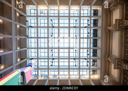 Berlin, Deutschland. Dezember 2020. Die Deckenfenster des Foyer des Humboldt Forum. Nach gut sieben Jahren Bauzeit und mehreren verschobenen Eröffnungen öffnete am 16. Dezember das Humboldt Forum im wiederaufgebauten Berliner Schloss seine Pforten - zunächst nur digital aufgrund der Corona. Quelle: Fabian Sommer/dpa/Alamy Live News Stockfoto