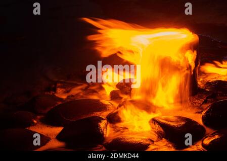 Quelle von Feuerwasser. Verbrennung von Methan im Wasser. Kaltes Feuer. Stockfoto