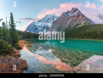 Sonnenaufgang am Edit Cavell Lake im Jasper National Park of Canada, Alberta Stockfoto