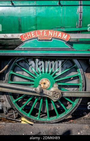 Typenschild und Antriebsrad der SR 'Schools' Klasse 4-4-0 Nr. 925 'Cheltenham', Ropley, Mid-Hants Railway Stockfoto