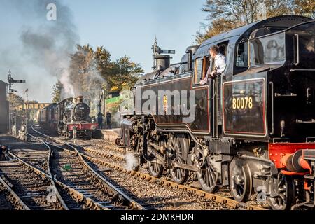 BR '4MT' 2-6-4T No. 80078 passiert BR 'Manor' 4-6-0 No. 7822 'Foxcote Manor' und BR '5101' 2-6-2T No. 5199 bei Ropley auf der Mid-Hants Railway Stockfoto