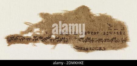 Fragment, Medium: Leinen, Wolltechnik: Stickerei mit Wolle auf Leinwandgewebe, vier breite Bänder, die eine Wiederholung von kleinen Figuren enthalten., 13. Jahrhundert, Stickerei & Stitching, Fragment Stockfoto