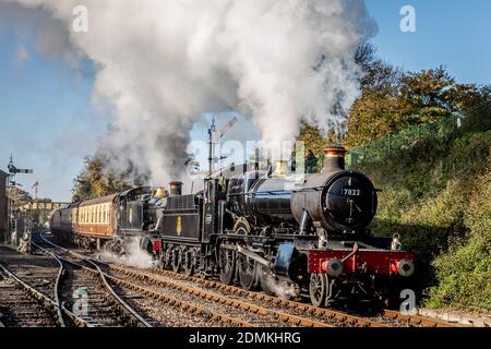 BR 'Manor' 4-6-0 No. 7822 'Foxcote Manor' und BR '5101' 2-6-2T No. 5199 fahren von Ropley mit der Mid-Hants Railway während ihrer Herbstdampfgala ab Stockfoto