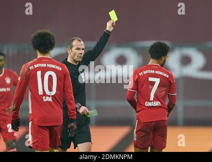 München, Deutschland. Dezember 2020. Schiedsrichter Marco FRITZ mit Pfeife, Gesten, Shows, Uhr, Einzelaktion, zeigt Serge GNABRY die Gelbe Karte, FCB 7 im Spiel FC BAYERN MÜNCHEN - VFL WOLFSBURG 2-1 1.Deutsche Fußball-Liga am 16. Dezember 2020 in München, Deutschland. Saison 2020/2021, Spieltag 12, 1. Quelle: Peter Schatz/Alamy Live News Stockfoto