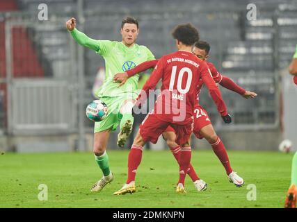 München, Deutschland. Dezember 2020. Wout WEGHORST, WOB 9 Kämpfe um den Ball, Tackling, Duell, Header, Zweikampf, Action, Kampf gegen Leroy SANE, FCB 10 Corentin TOLISSO, FCB 24 im Spiel FC BAYERN MÜNCHEN - VFL WOLFSBURG 2-1 1.Deutsche Fußball Liga am 16. Dezember 2020 in München, Deutschland. Saison 2020/2021, Spieltag 12, 1. Quelle: Peter Schatz/Alamy Live News Stockfoto