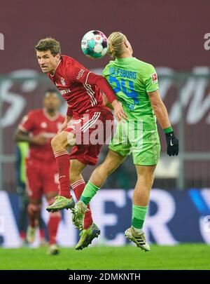 München, Deutschland. Dezember 2020. Thomas MÜLLER, MÜLLER, FCB 25 tritt für den Ball, Tackling, Duell, Header, zweikampf, Action, Kampf gegen Xaver SCHLAGER, WOB 24 im Spiel FC BAYERN MÜNCHEN - VFL WOLFSBURG 2-1 1.Deutsche Fußballliga am 16. Dezember 2020 in München, Deutschland. Saison 2020/2021, Spieltag 12, 1. Quelle: Peter Schatz/Alamy Live News Stockfoto