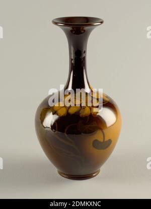 Vase, Rookwood Pottery, amerikanisch, 1880 - 1967, Steingut, Glasur, eiförmiger Körper, hoher schlanker Hals mit auffaellender Lippe, gebänderter Fuß. Auf Schulter und Körper ockergelb nasturnums mit olivgrünen Blättern unter brillanter Glasur auf dunkelbraunem Boden, die Schattierungen in Ocker auf Körper und Hals gemalt., Cincinnati, Ohio, USA, 1902, Keramik, Dekorative Kunst, Vase Stockfoto