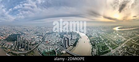 Ho Chi Minh Stadt, Vietnam - 27. Oktober 2020: Schöne Aussicht von oben auf das Gebäude Landmark 81 in Ho Chi Minh Stadt, Vietnam. Stockfoto