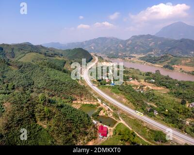 Hanoi-Lao Cai Expressway, Provinz Lao Cai, Vietnam - 1. Dezember 2020: Sehen Sie einen Abschnitt des Hanoi-Lao Cai Expressway von oben gesehen Stockfoto