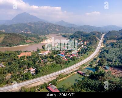 Hanoi-Lao Cai Expressway, Provinz Lao Cai, Vietnam - 1. Dezember 2020: Sehen Sie einen Abschnitt des Hanoi-Lao Cai Expressway von oben gesehen Stockfoto