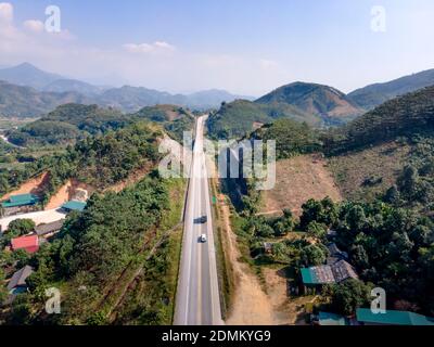 Hanoi-Lao Cai Expressway, Provinz Lao Cai, Vietnam - 1. Dezember 2020: Sehen Sie einen Abschnitt des Hanoi-Lao Cai Expressway von oben gesehen Stockfoto