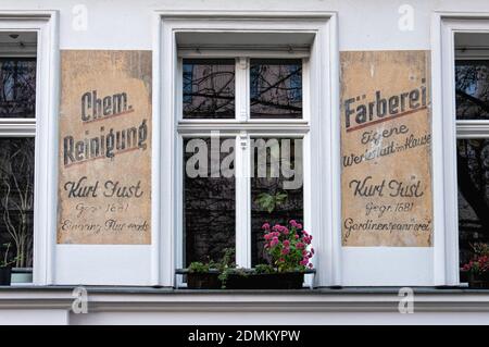 Altes Geisterschild auf umdekorierten Gebäude in der Zionskirchstraße, Prenzlauer Berg, Berlin, Deutschland Stockfoto