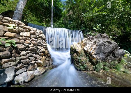 Wasserfall im tropischen Wald in lang Son Provinz, Vietnam Stockfoto