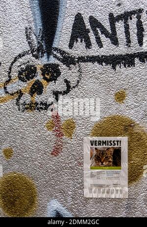 Urban Detail - Skull Graffiti und fehlende Katze Poster in Mitte, Berlin, Deutschland Stockfoto