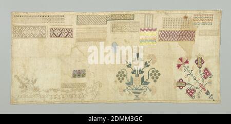 Sampler, Medium: Seide, Leinen und Perlen auf Leinwand Technik: Kreuz, Stiel, Knopfloch, Satin, langarmigem Kreuz, Feder, Chevron und Knoten, bestickt auf einfarbigem Webfundament; Gezählte Stiche, verschiedene Muster und Motive, darunter Vase mit Nelken und Trauben, Blütensprays, Blumenmasken, geschwungene Reben und geometrische Muster in farbigen Seiden und weißer Baumwolle. Unten rechts ist ein Muster von Vögeln und Bäumen in Stickerei mit Perlen, die jeweils einzeln genäht., Mexiko, 19. Jahrhundert, Stickerei & Nähen, Sampler Stockfoto