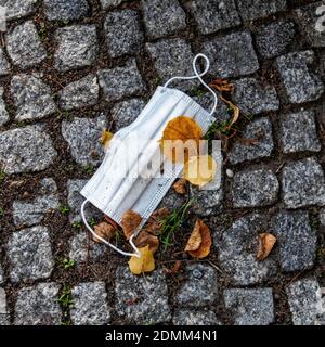Abandoned, lost or discarded face mask on pavement durin COVID-19 pandemic, Mitte,Berlin, Germany Stockfoto