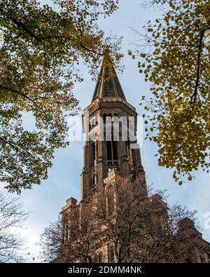 Berlin Zionskirche Evangelische Kirche Fassade und Kirchturm, die Zionskirche im neo-romantischen Stil im Herbst in Mitte, Berlin, Deutschland Stockfoto