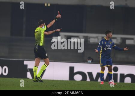 Verona, Italien. Dezember 2020. Riccardo Ros (Schiedsrichter) während des italienischen Serie A' Match zwischen Hellas Verona 1-2 Sampdoria im Marc Antonio Bentegodi Stadion am 16. Dezember 2020 in Verona, Italien. Quelle: Maurizio Borsari/AFLO/Alamy Live News Stockfoto