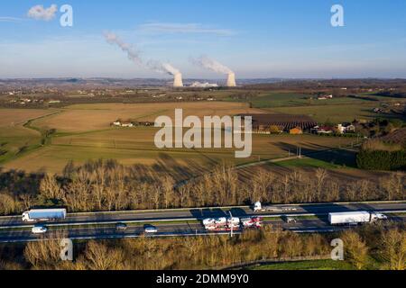 Departement Tarn-et-Garonne (Südwestfrankreich), 2020/01/14: Luftaufnahme der beiden Kühltürme des Kernkraftwerks Golfech und der Surrou Stockfoto